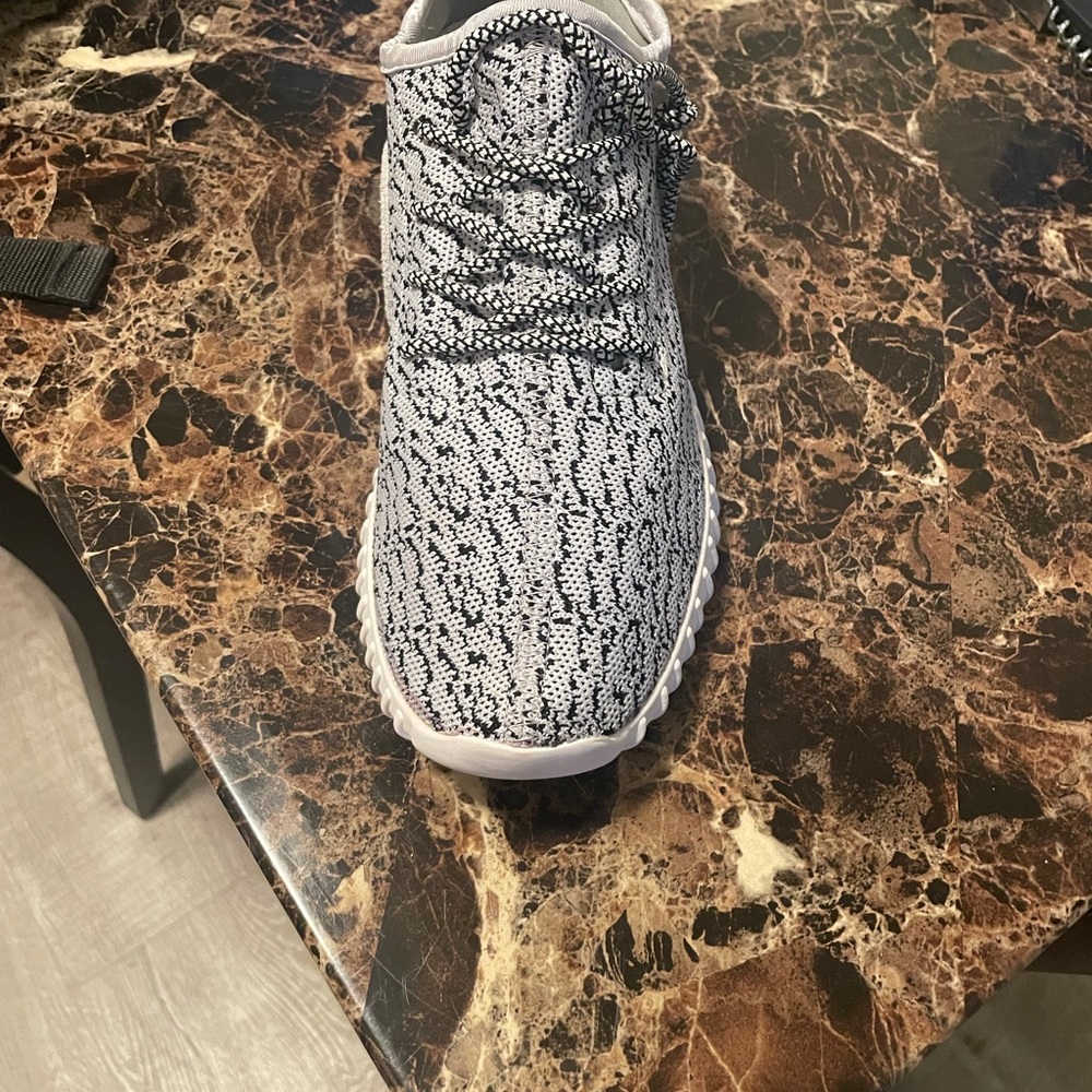 Black/white/gray -shoe color